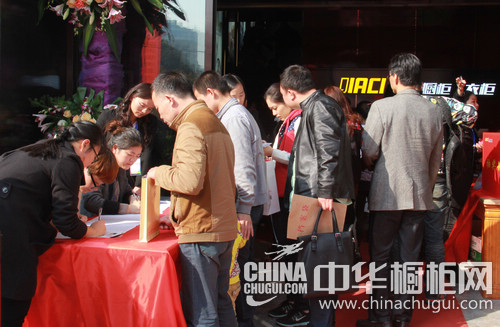 開業(yè)活動(dòng)現(xiàn)場(chǎng)，消費(fèi)者排隊(duì)簽約