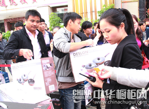 開業(yè)活動(dòng)現(xiàn)場(chǎng)為消費(fèi)者派發(fā)獎(jiǎng)品